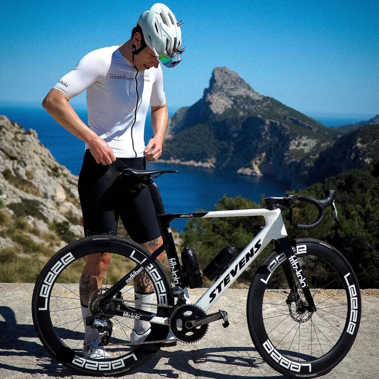 Fahrradflasche TWIST x KEEGO Dark Matter 0.6L + Fidlock BIKE BASE