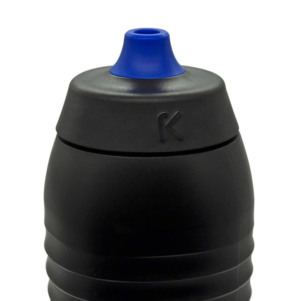 Schwarze Keego Trinkflasche mit Easy Clean Noppe aus reinem Silikon electric blue