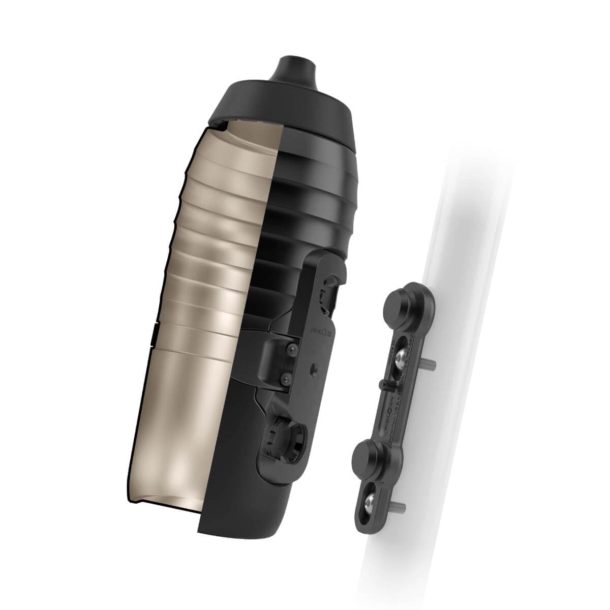 Schnitt der schwarzen Fahrradflasche TWIST x KEEGO 0.6L mit sichtbarem Titan-Innenleben und der magnetische FIDLOCK Flaschenhalter