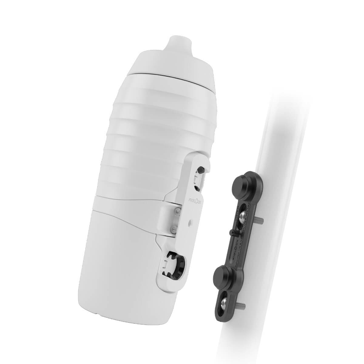 Die weisse Fahrradflasche TWIST x KEEGO 0.6L und der magnetische FIDLOCK Flaschenhalter