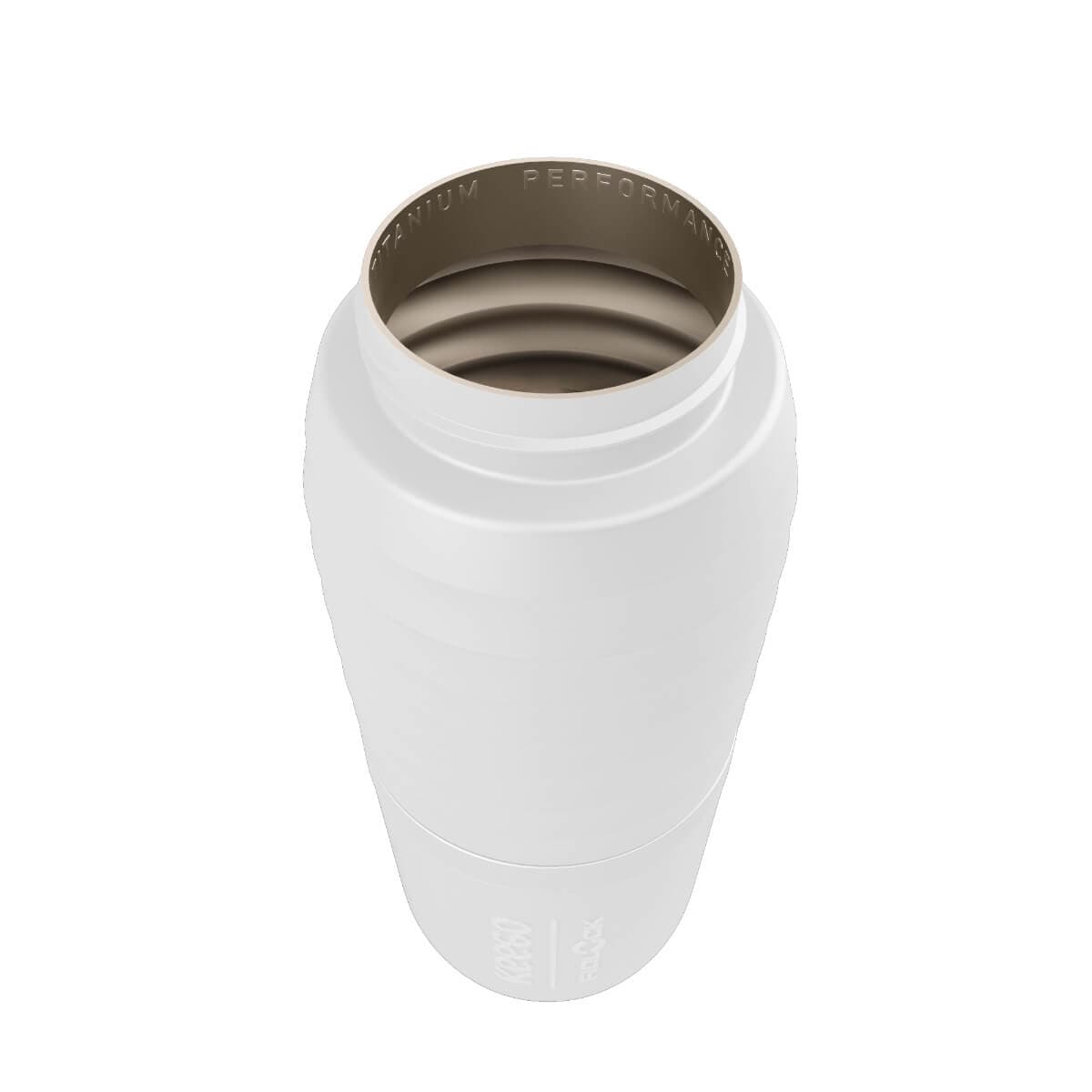 Die weisse Fahrradflasche TWIST x KEEGO 0.6L ist aufrecht ohne Kappe und man kann das reine Titan im Inneren sehen