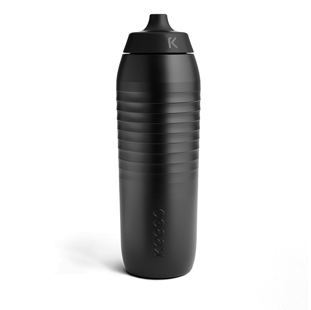 Botella KEEGO de 0,75 L en acabado oscuro, con cuerpo flexible y boquilla de silicona.