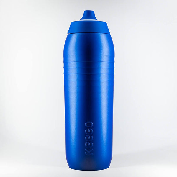 Blaue Keego Trinkflasche 0.75l aufrecht auf weißem Hintergrund