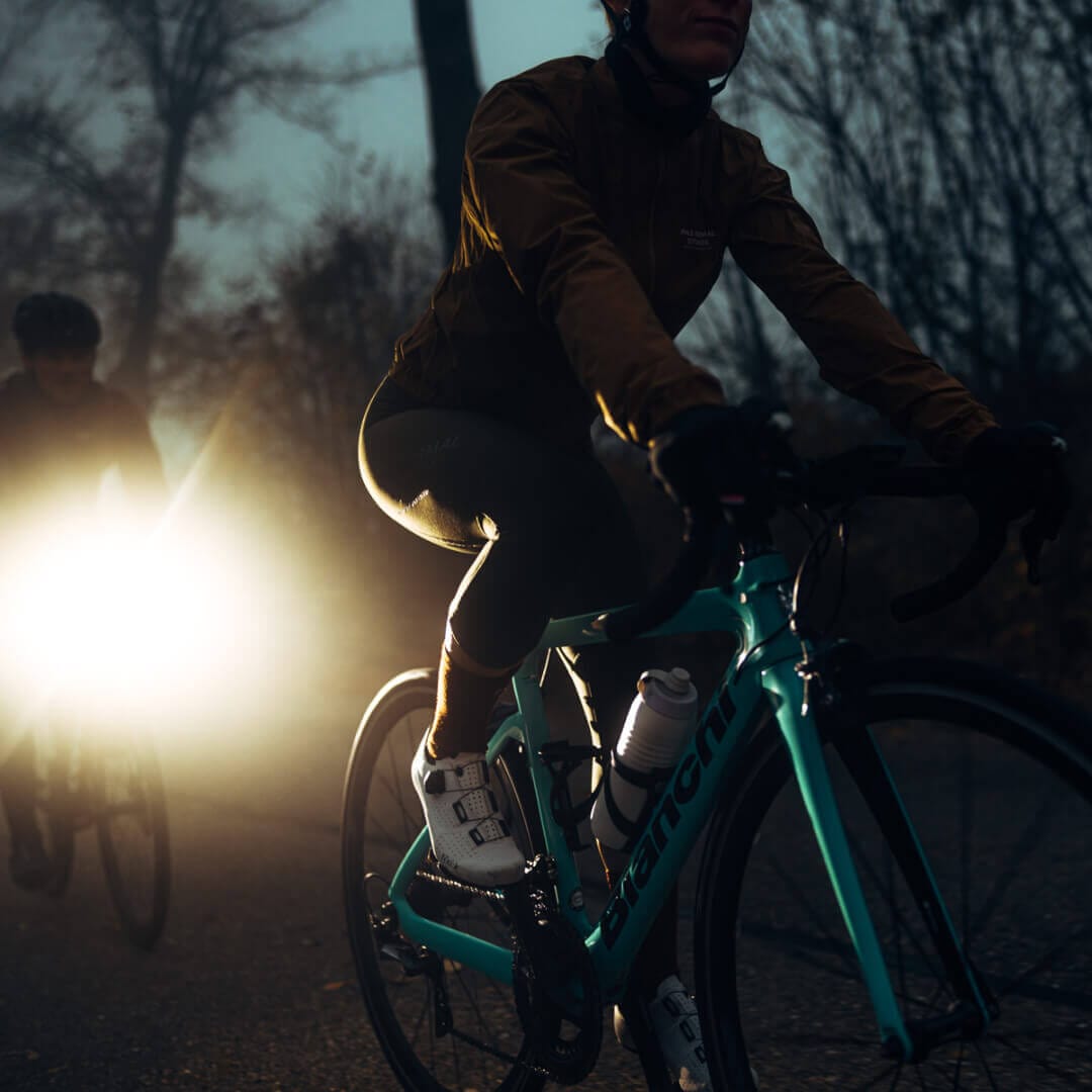 Radfahrer mit Keego Trinkflaschen auf ihren Rädern bei einer abendlichen Radtour