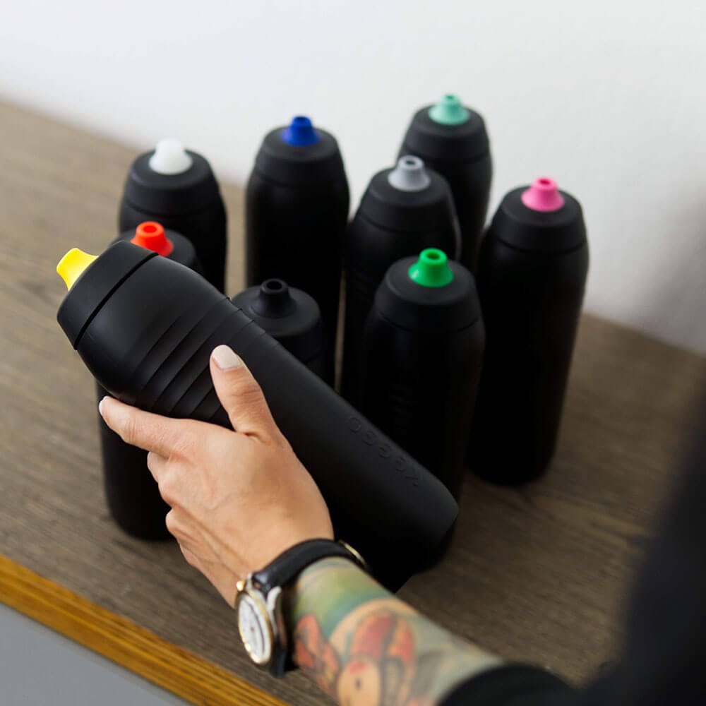 Schwarze Keego Trinkflaschen mit Noppen in verschiedenen Farben