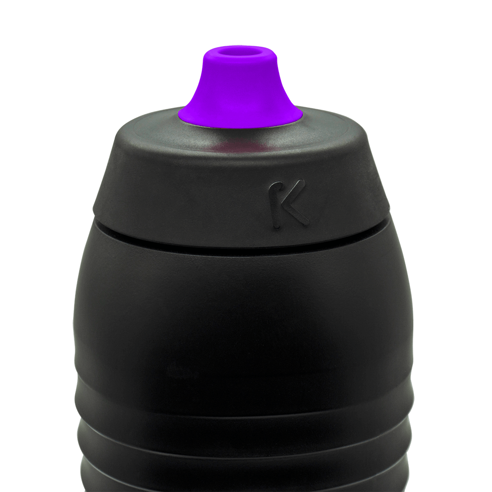 Schwarze Keego Trinkflasche mit Easy Clean Noppe aus reinem Silikon violet