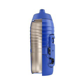 Schnitt der blauen Fahrradflasche TWIST x KEEGO 0.6L ist aufrecht mit sichtbarem Titan-Innenleben