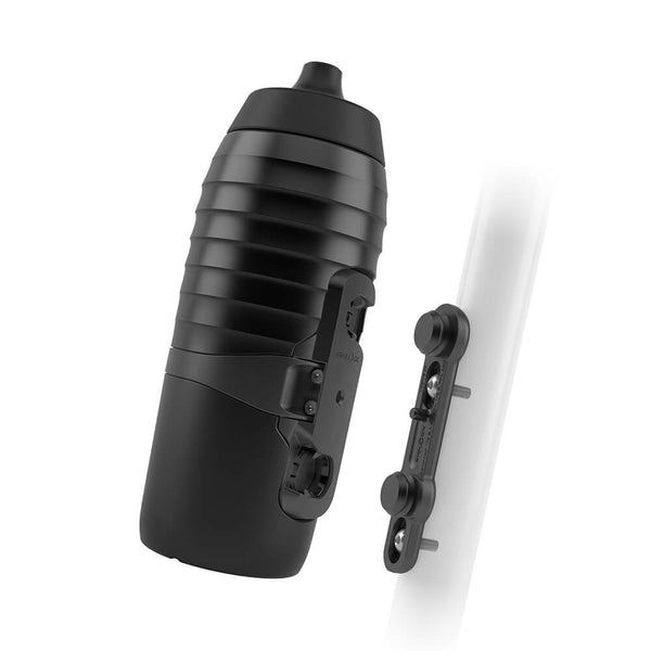 Die schwarze Fahrradflasche TWIST x KEEGO 0.6L und der magnetische FIDLOCK Flaschenhalter